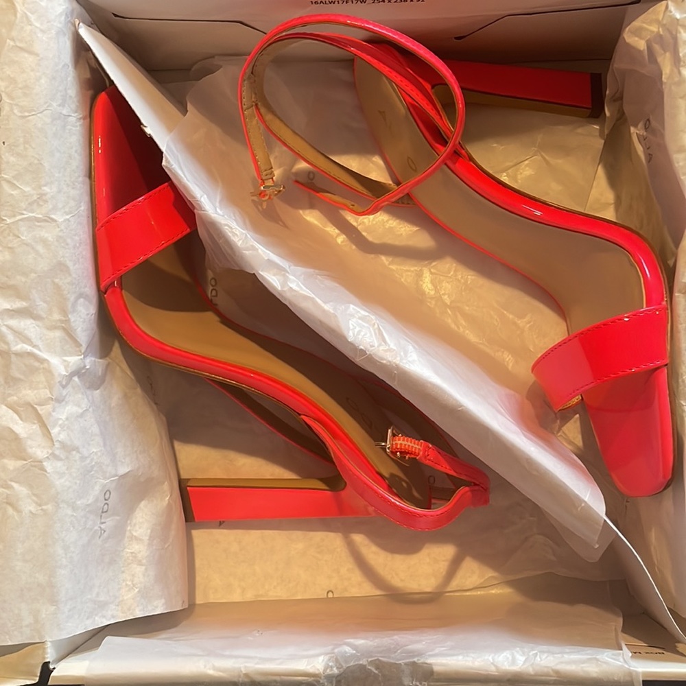 Hot pink Aldo women 7.5 never been worn, brand new